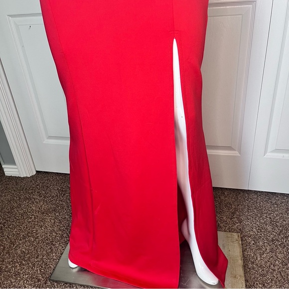 Long red evening gown - Picture 6 of 6